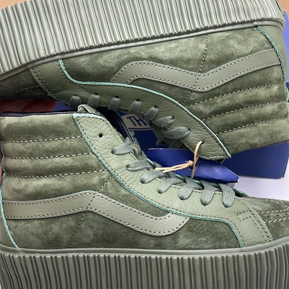 Vans WMNS Sk8-Hi Reissue 3 Platform Lx Suede/Leather Army
VN000CNFARM
Mono Snkrs - Picture 14 of 16